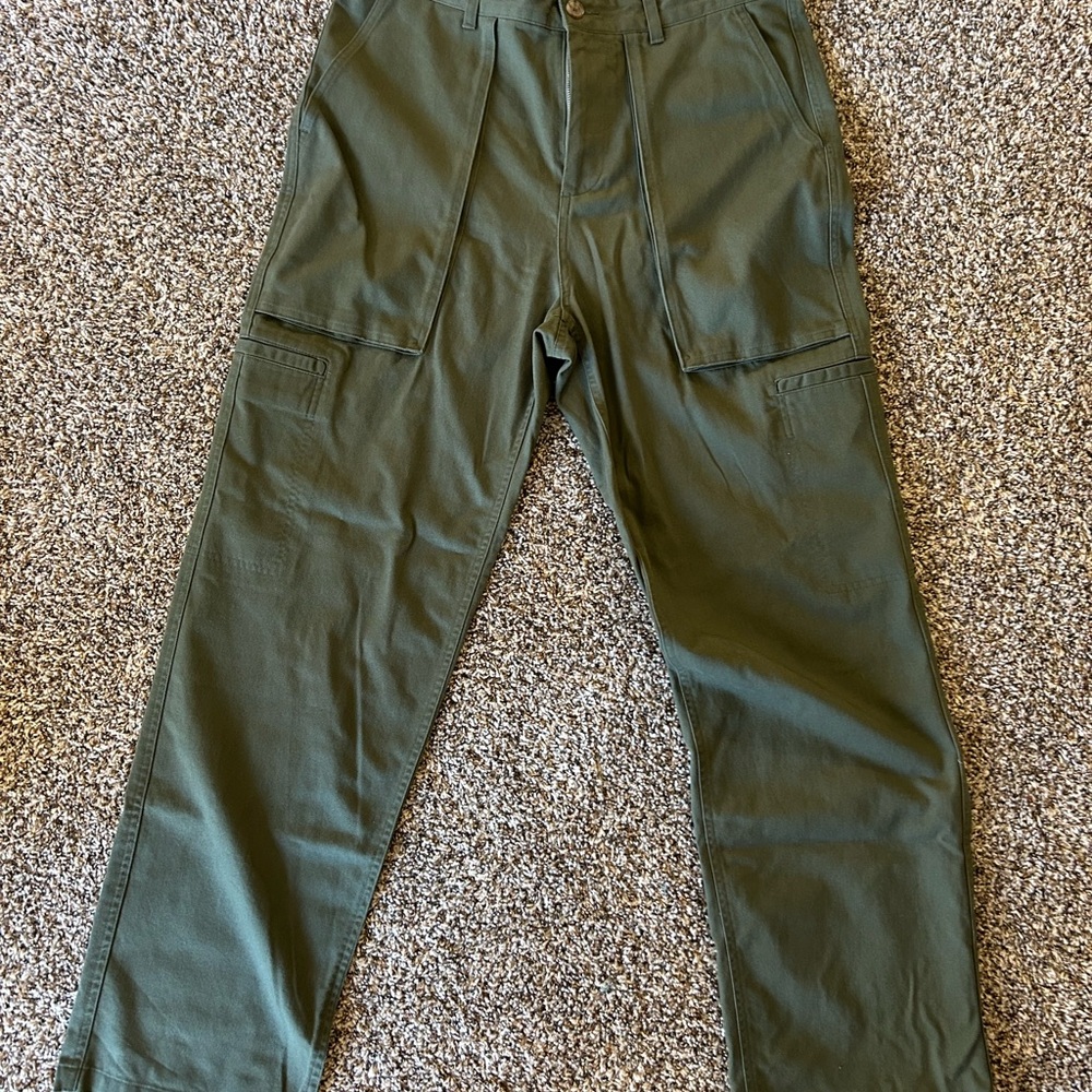 Green Cargo Pants with Relaxed Fit and Sturdy Material
